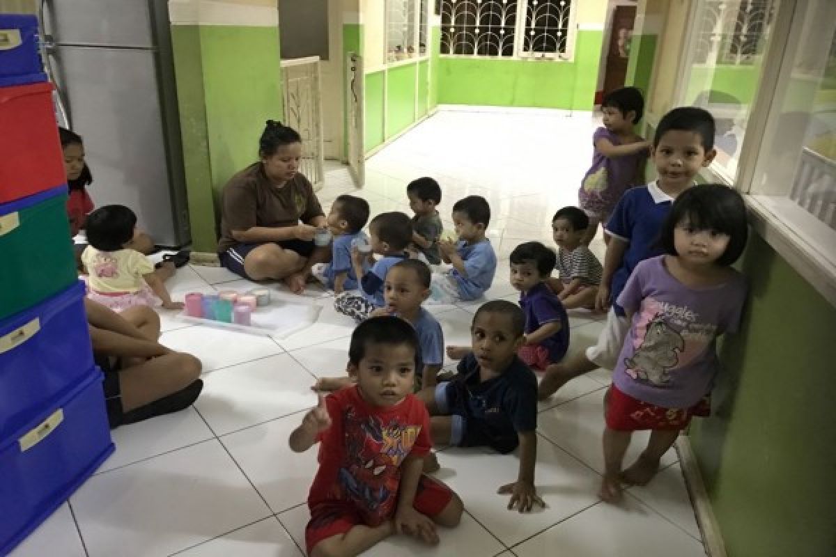 Adopsi anak di panti asuhan