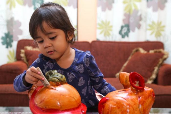 Cara mengajarkan anak menabung
