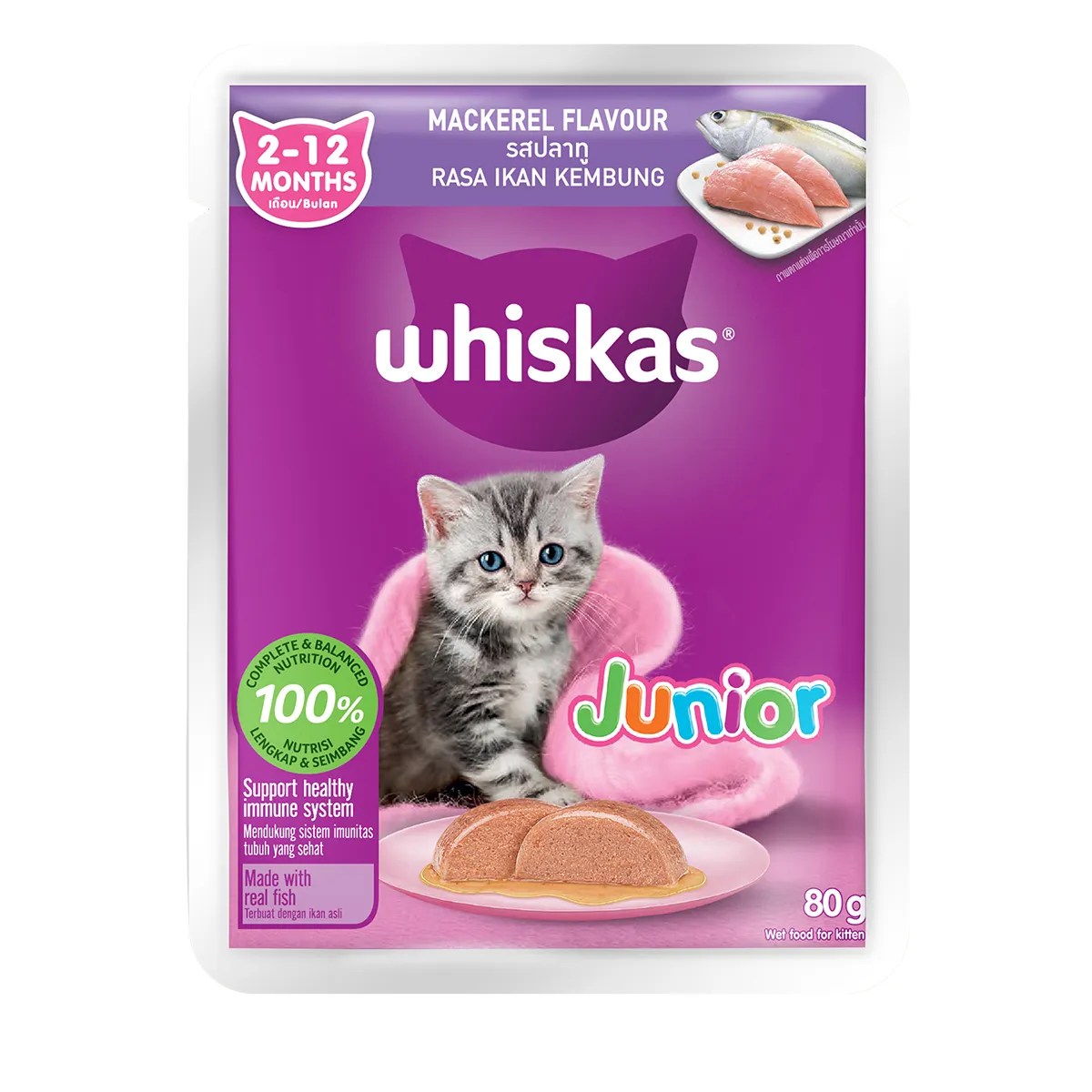 Anak kucing makan whiskas