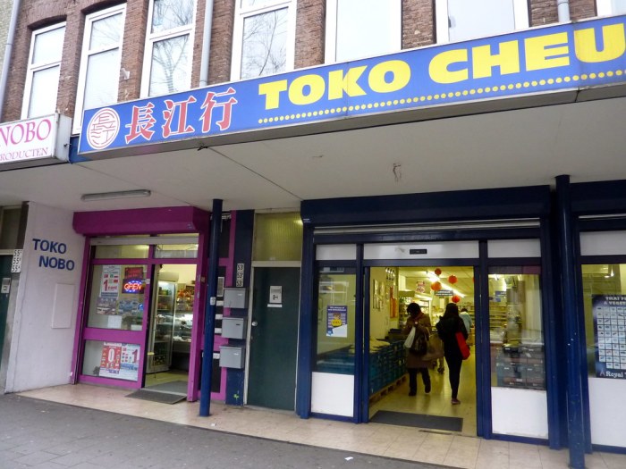 Toko mainan anak di mall