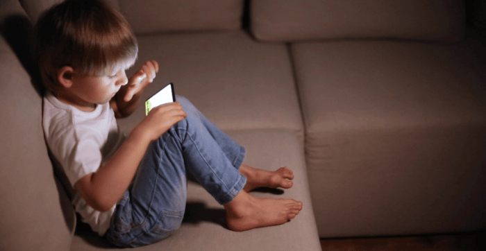 Ibu Curhat Mata Anak Bengkak Akibat Sering Main Handphone