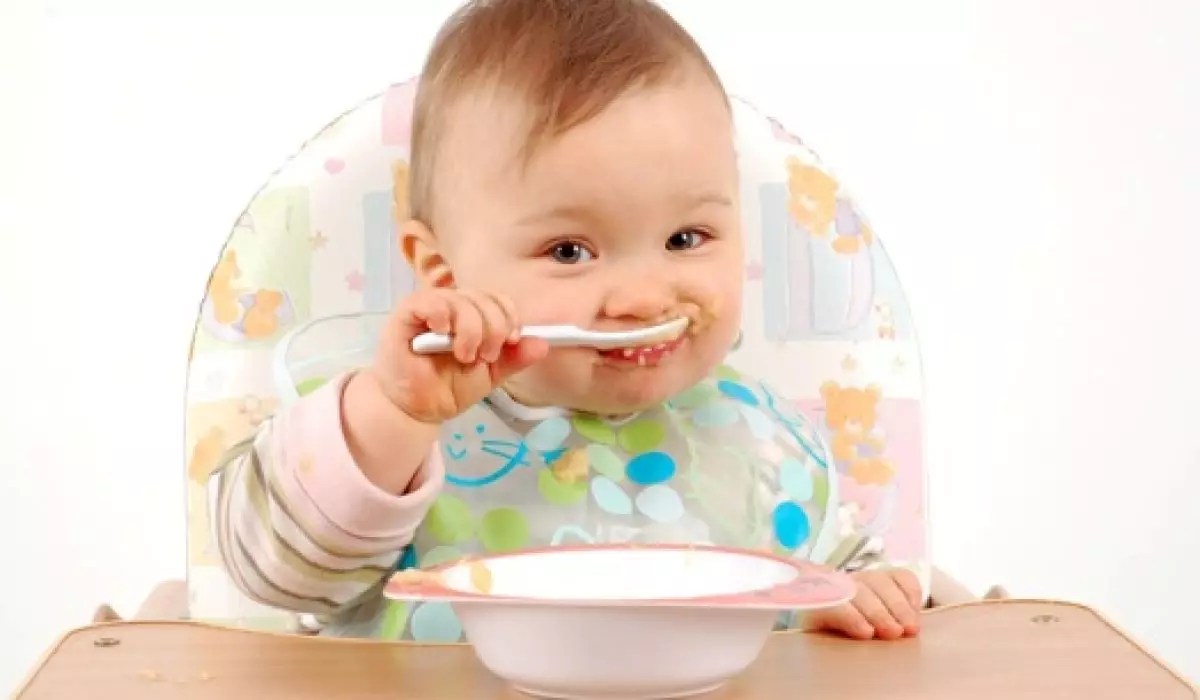 Anak makan sendiri