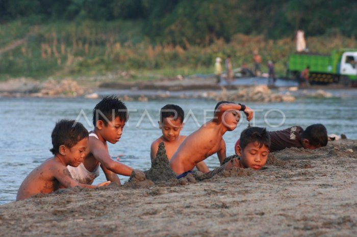 Ada 10 anak bermain di kotak pasir yang dalam 8m2