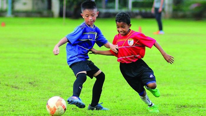 Gambar anak anak bermain bola