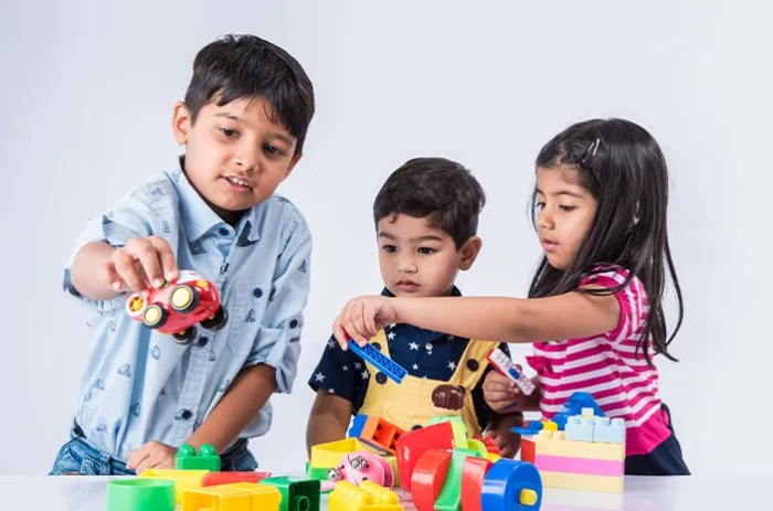 Anak menarik mobil mainan menggunakan gaya