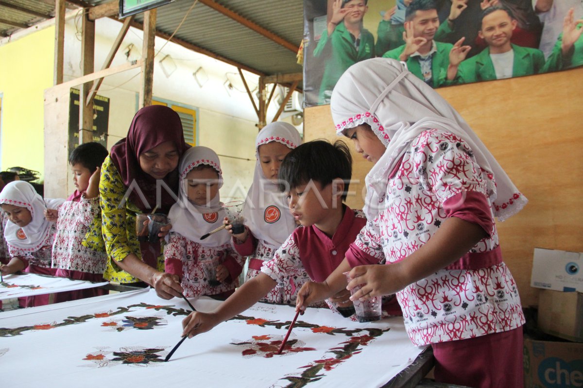 Murid TK belajar membatik | ANTARA Foto