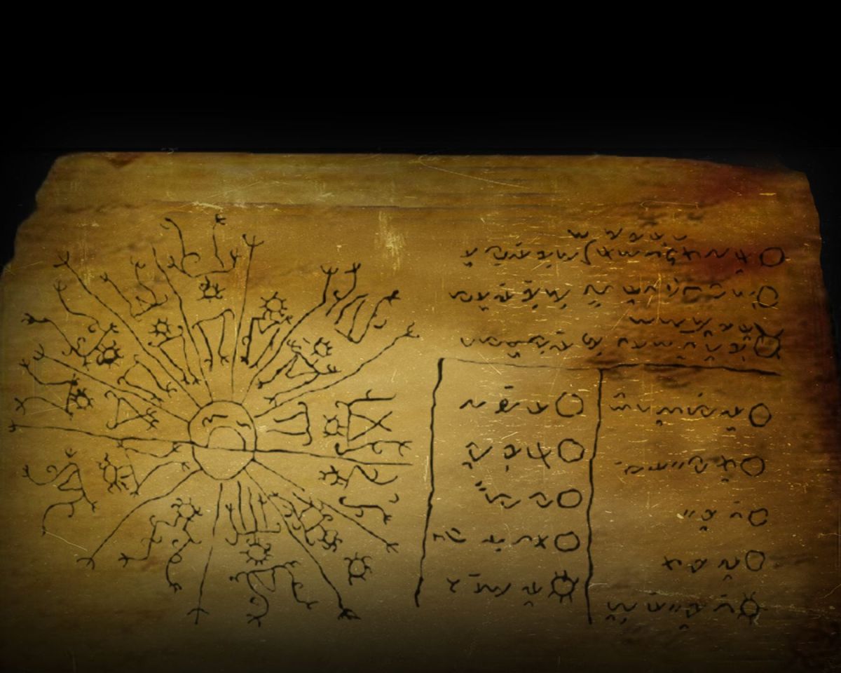 Naskah drama disusun dalam bentuk